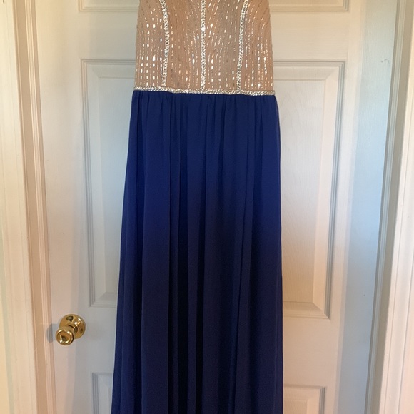 JUNIORS PROM DRESS - Picture 3 of 5